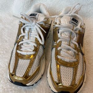 Nike Gold Vomero 5 Women’s 7.5